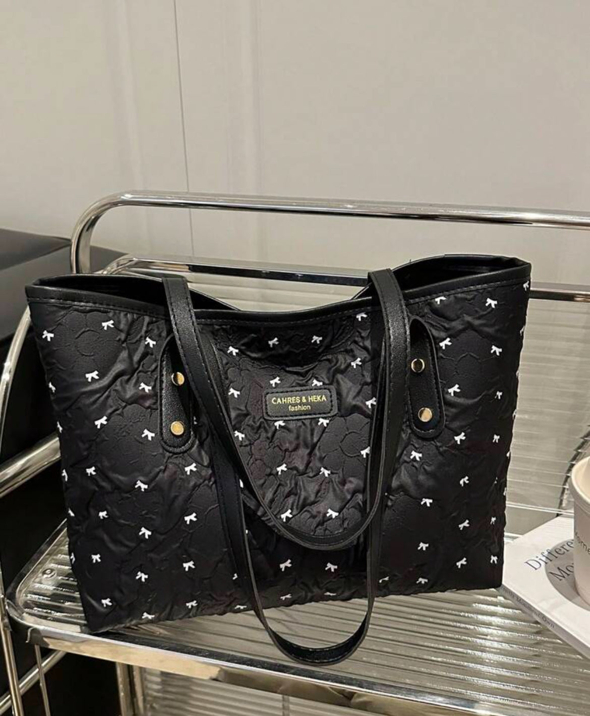 Black medium tote with baby white bows 🤍
