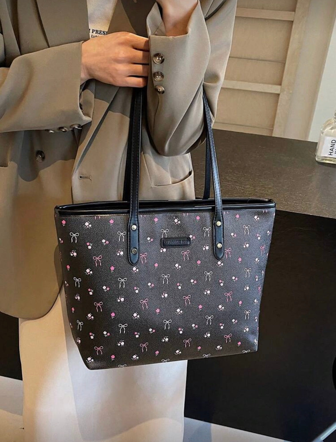 Black Tote with pink bows 🎀