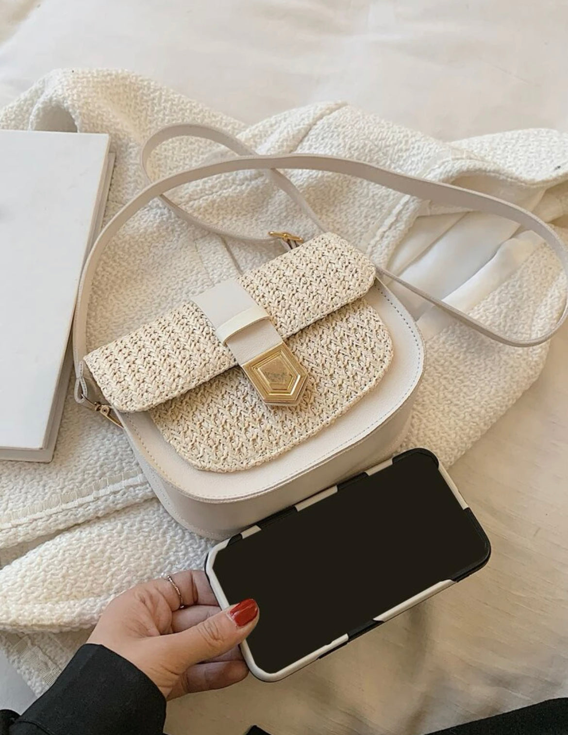 Mini straw shoulder bag